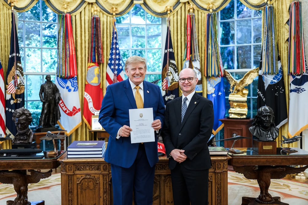 Donald Trump recibe las cartas credenciales del embajador de Ecuador, Luis Bakker | Política | Noticias
